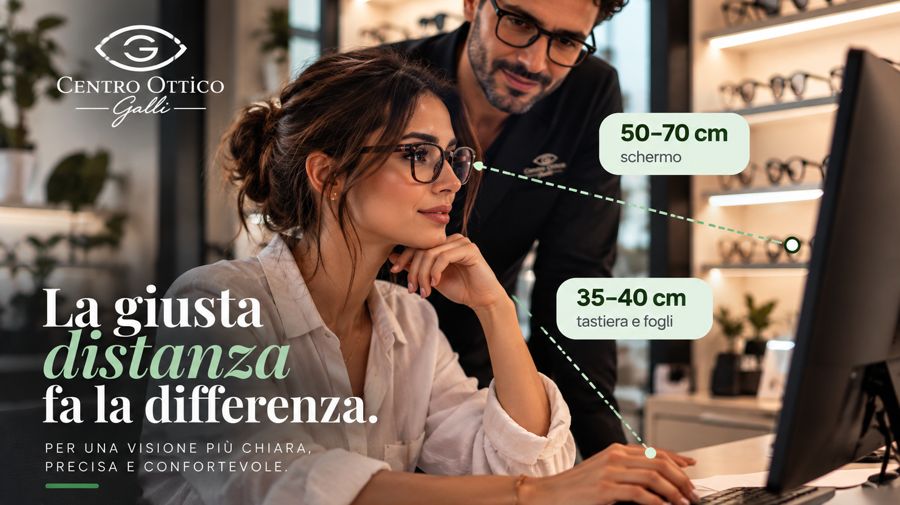 Ottico del Centro Ottico Galli che valuta le distanze di lavoro al computer: 50–70 cm dallo schermo, 35–40 cm da tastiera e fogli